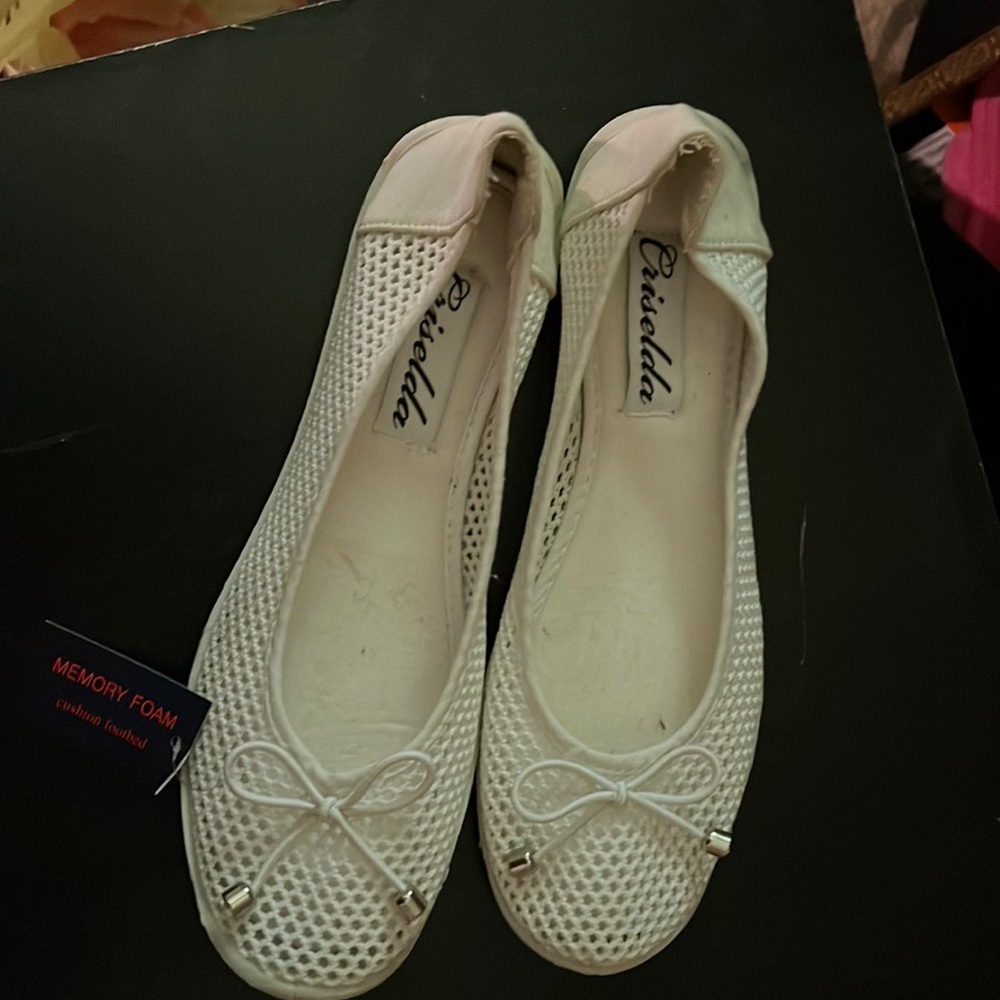 These are solid white never been worn still have tags they have memory foam 71/2
